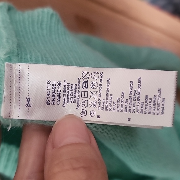 Forever 21 Mint Green Sweater with Gray Lip Print Sz L - Picture 4 of 8